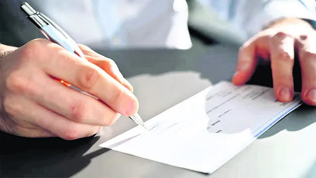 ● చెక్‌పవర్‌ మున్సిపల్‌ కమిషనర్లదే..