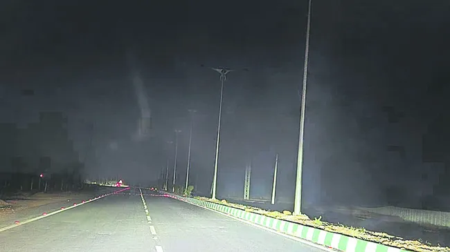 అంధకారంలో నిమ్జ్‌ రహదారి 