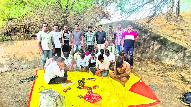 12 మంది పేకాటరాయుళ్ల అరెస్టు 