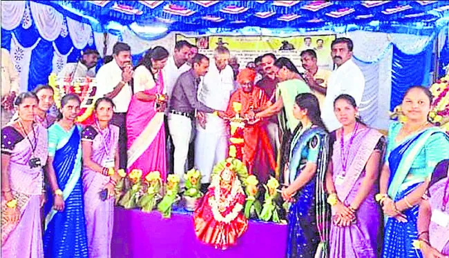 ఉచితాలతో ఆర్థిక సంక్షోభంలో సర్కారు