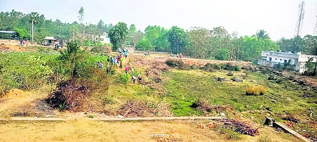 పొన్నాడలో   ప్రభుత్వ స్థలం ఆక్రమణ 
