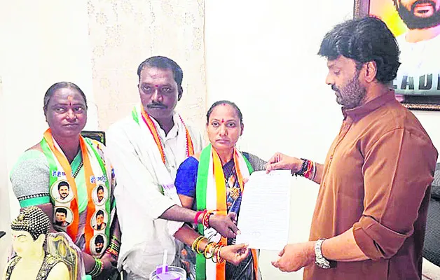 కాంగ్రెస్‌ అభ్యర్థులకు బీఫామ్‌లు 