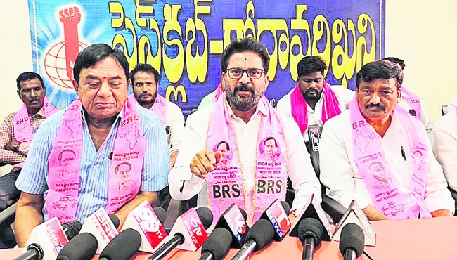 పోలీస్‌స్టేషన్‌కు పిలిపించి బెదిరింపులా?