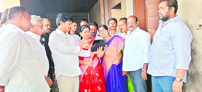 జోగి రమేష్‌కు తానేటి వనిత పరామర్శ