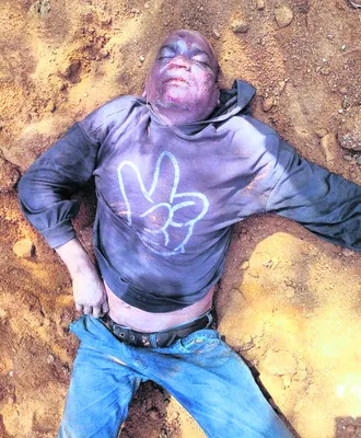 కూలీని మింగిన ఇసుక మేట