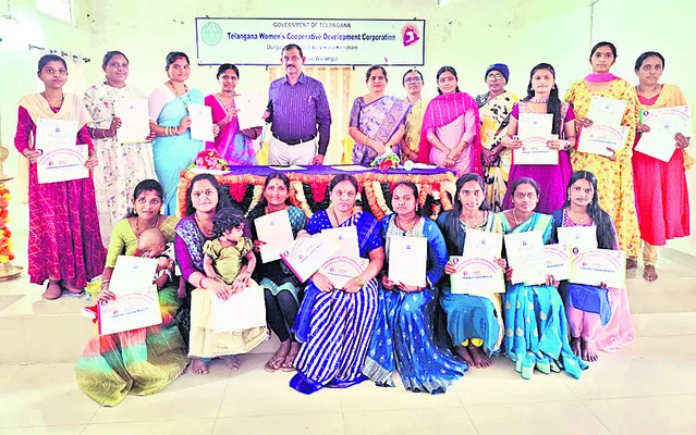 వృత్తి నైపుణ్యంతో ఆర్థికంగా ఎదగాలి