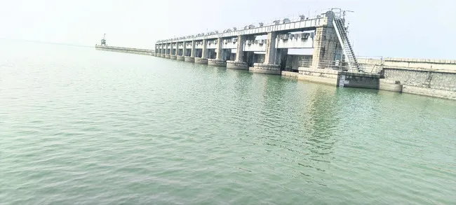 ఆయకట్టుకు నీరందిస్తున్నా.. నిండుకుండే! 