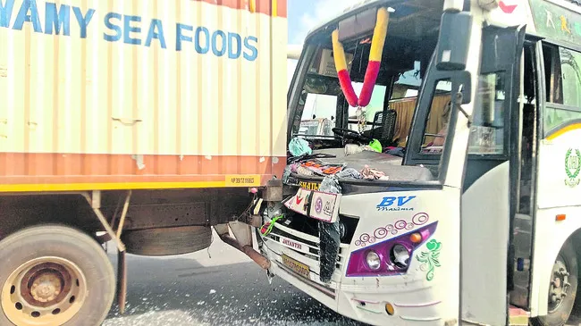 లారీని ఢీకొట్టిన ప్రైవేట్‌ ట్రావెల్స్‌ బస్సు