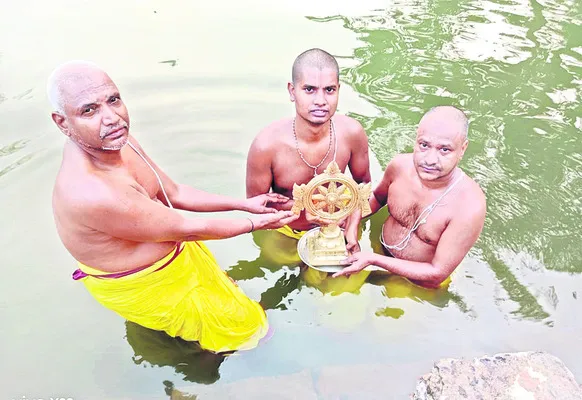 వైభవంగా వేంకటేశ్వరుడి దర్బారు సేవ