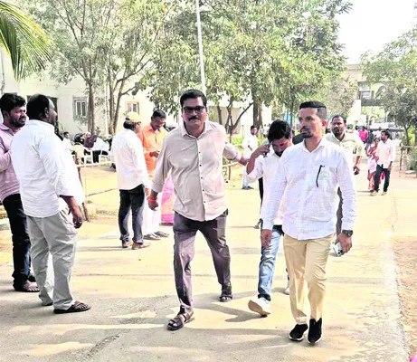 చివరి వరకు బుజ్జగింపులు 