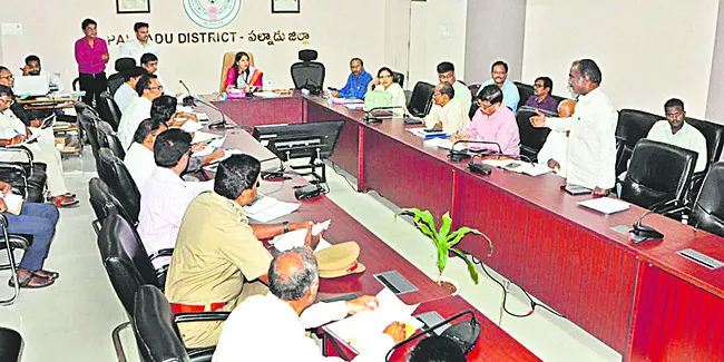 జీఎస్‌టీ సమావేశంలో అధికారులను ఆదేశించిన జిల్లా కలెక్టర్