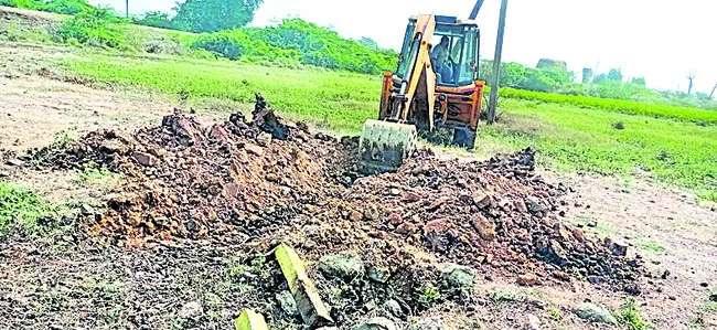 అనధికార లే అవుట్లు ధ్వంసం చేసిన సీఆర్డీఏ 