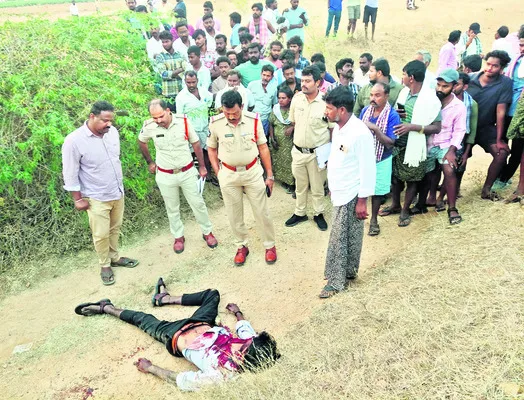 యువకుడి దారుణ హత్య 