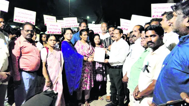 మహిళా ఉద్యోగులకు భద్రత కల్పించాలి 