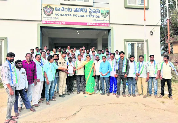 తప్పుడు పోస్టర్ల ఏర్పాటుపై చర్యలు తీసుకోవాలి 