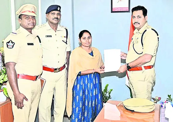 కానిస్టేబుల్‌ సతీమణికి కారుణ్య నియామకం