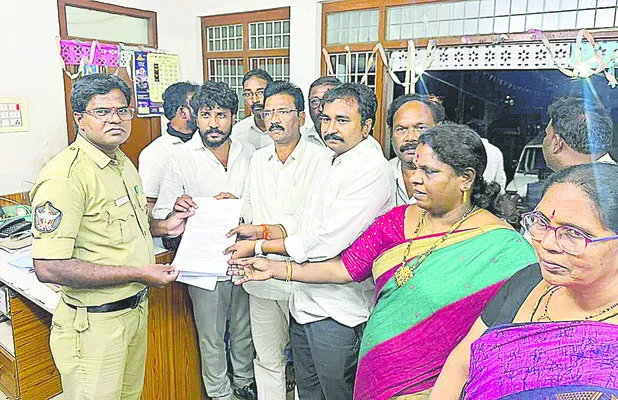 అనుచిత వ్యాఖ్యలు చేసిన టీడీపీ కార్యకర్తపై ఫిర్యాదు 