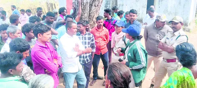 అటవీ అధికారులను  అడ్డుకున్న గ్రామస్తులు
