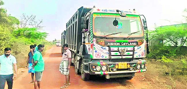 గ్రావెల్‌ అక్రమ రవాణాపై గ్రామస్తుల తిరుగుబాటు 