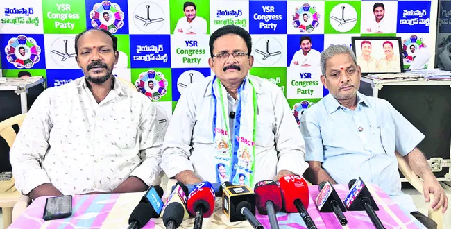 చంద్రబాబు, పవన్‌కల్యాణ్‌లపై కేసు నమోదు చేయాలి 