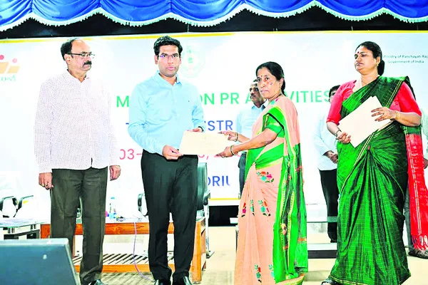 గ్రామాల అభివృద్ధికి పన్నుల వసూలే కీలకం