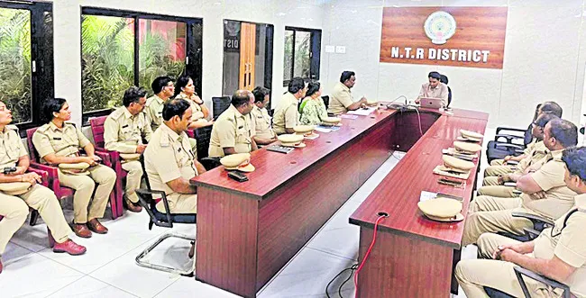 పారదర్శకంగా సేవలందించాలి 