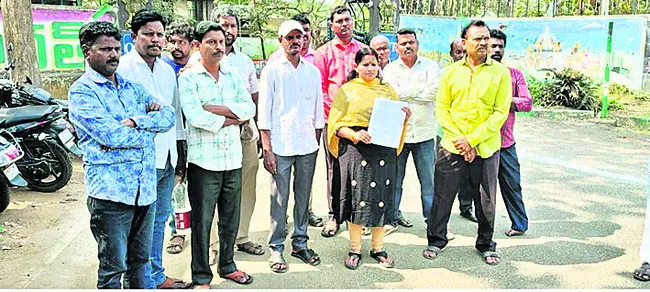 పోలీసులపై డీఆర్‌ఓకు ఫిర్యాదు