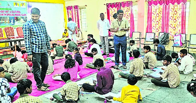 దివ్యాంగ విద్యార్థులకు జిల్లాస్థాయి కళాపోటీలు ప్రారంభం