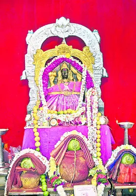 పుష్పాలంకరణలో పైడితల్లి