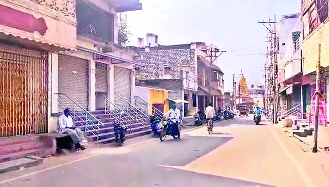 మూతపడిన బంగారు దుకాణాలు 