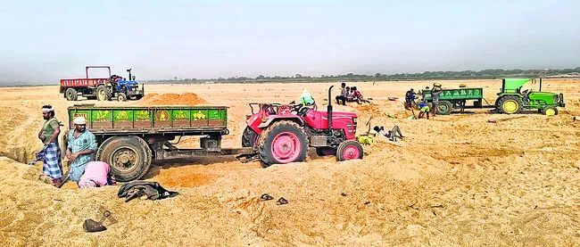 ● టీడీపీ నేతల కనుసన్నల్లో ఇసుక దందా ● చోద్యం చూస్తున్న 