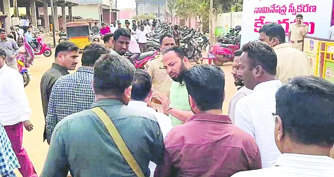 నేతలకు నిరసనల సెగ