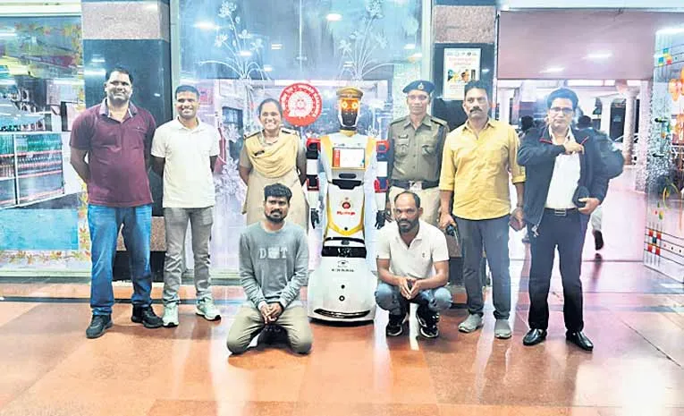 మోస్ట్‌ వాంటెడ్‌ నిందితులను పట్టిచ్చిన ‘రోబో’ 