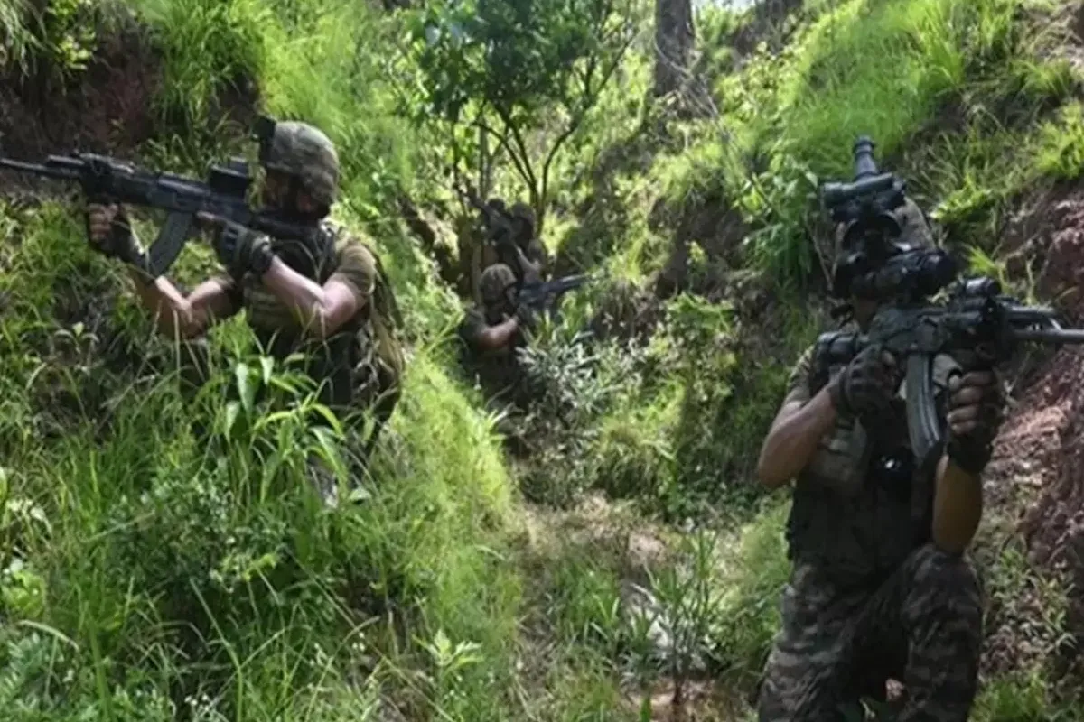 గుహలో దాక్కున్న ఉగ్రవాదులు.. స్పెషల్‌ ఆపరేషన్‌తో ఖతం