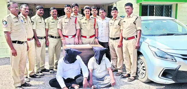 చైన్‌ స్నాచర్ల అరెస్ట్‌ 