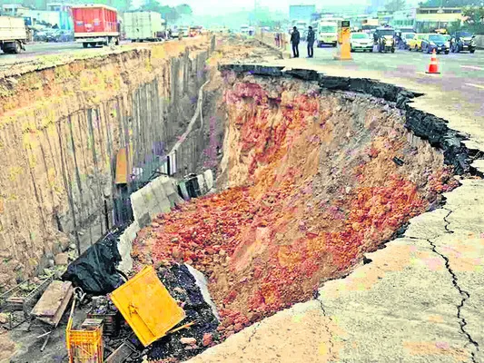 బెంగళూరులో కుంగిన రోడ్డు 