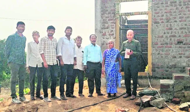 ఇందిరమ్మ ఇంటి నిర్మాణ ఖర్చులు తగ్గించుకోవాలి