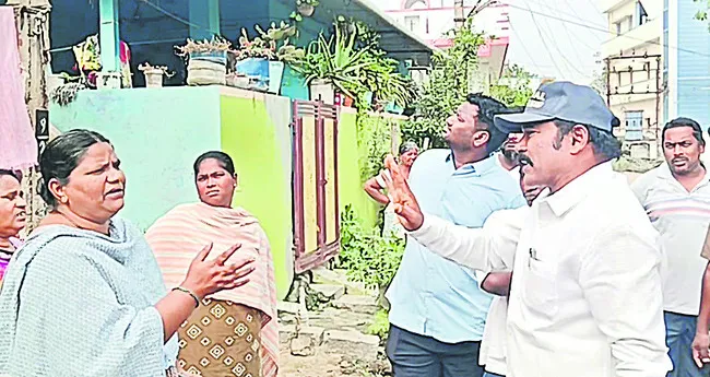 ఇళ్ల మధ్య నుంచి హైటెన్షన్‌ విద్యుత్‌లైన్‌ 