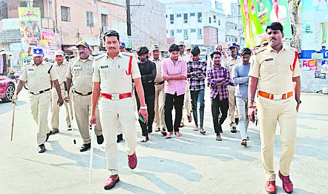 హత్యకేసు నిందితులను నడిరోడ్డుపై నడిపించిన పోలీసులు 