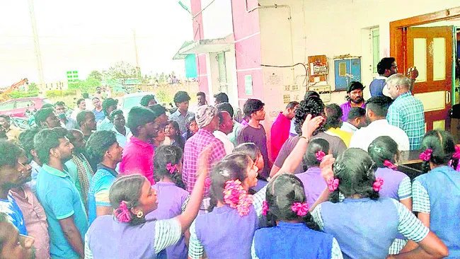 పోలీస్‌స్టేషన్‌ను ముట్టడించిన విద్యార్థినులు 