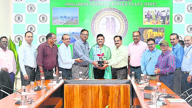 బదిలీపై వెళ్తున్న అధికారికి సన్మానం