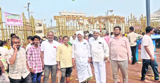 మొక్కులు చెల్లించుకున్న కాచాపూర్‌ ప్రజాప్రతినిధులు