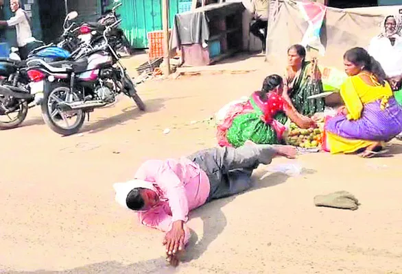 పొర్లు దండాలతో పోడు రైతు నిరసన