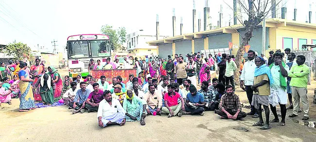 పరిహారం కోసం రోడ్డెక్కిన గ్రామస్తులు