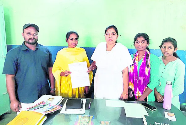 కళాశాల ముందు ఆర్టీసీ బస్సు ఆపాలి 