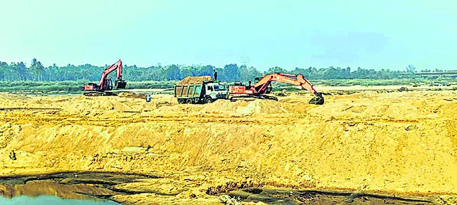  ● తవ్వేస్తూ.. తరలిస్తూ.. 