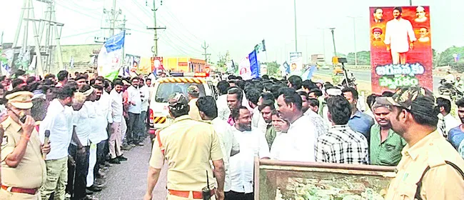 అంబులెన్స్‌కు స్వచ్ఛందంగా దారిచ్చిన వైఎస్సార్‌ సీపీ శ్రేణులు 