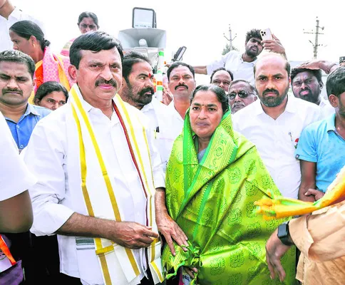 ●ఏకగ్రీవ కౌన్సిలర్‌కు           మంత్రి అభినందన