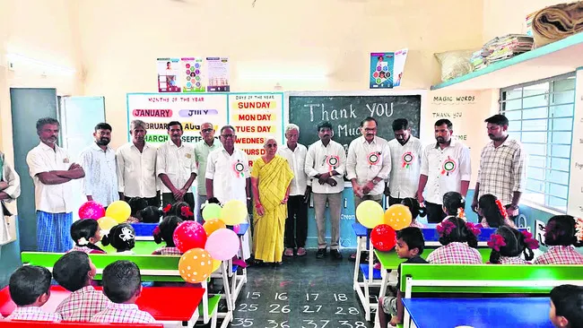 ప్రభుత్వ పాఠశాలకు  రూ.93 వేల విలువైన బెంచీలు
