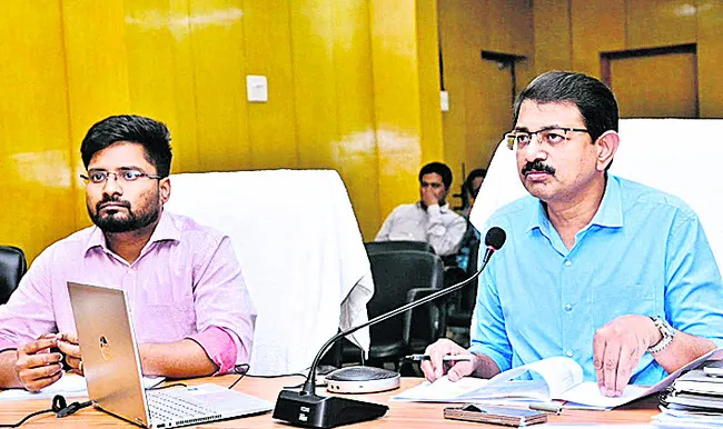 భూముల హక్కుదారులకే పాస్‌పుస్తకాలు ఇవ్వాలి